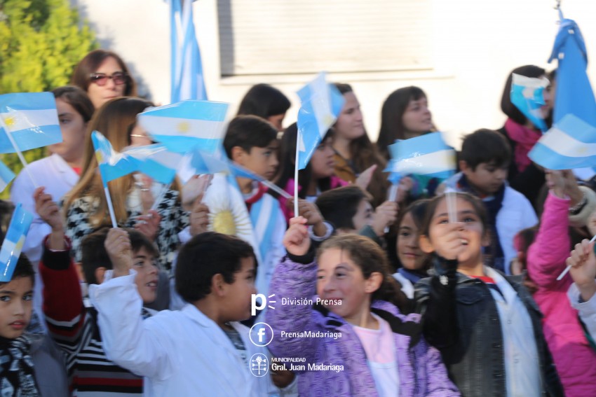 Alumnos prometieron lealtad a la bandera en el acto central frente al 
