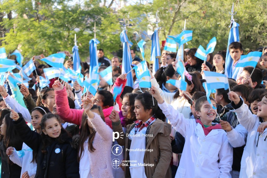Alumnos prometieron lealtad a la bandera en el acto central frente al 