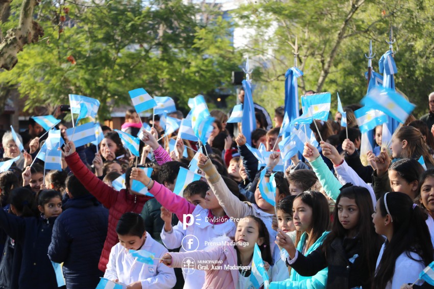 Alumnos prometieron lealtad a la bandera en el acto central frente al 
