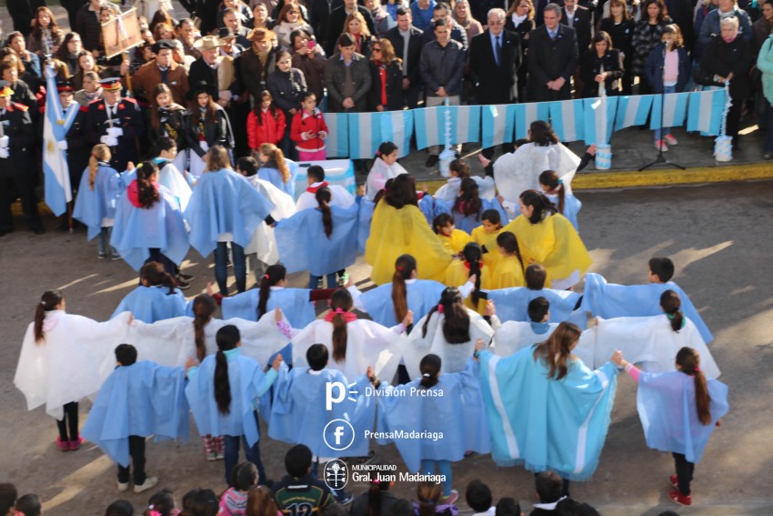 Alumnos prometieron lealtad a la bandera en el acto central frente al 