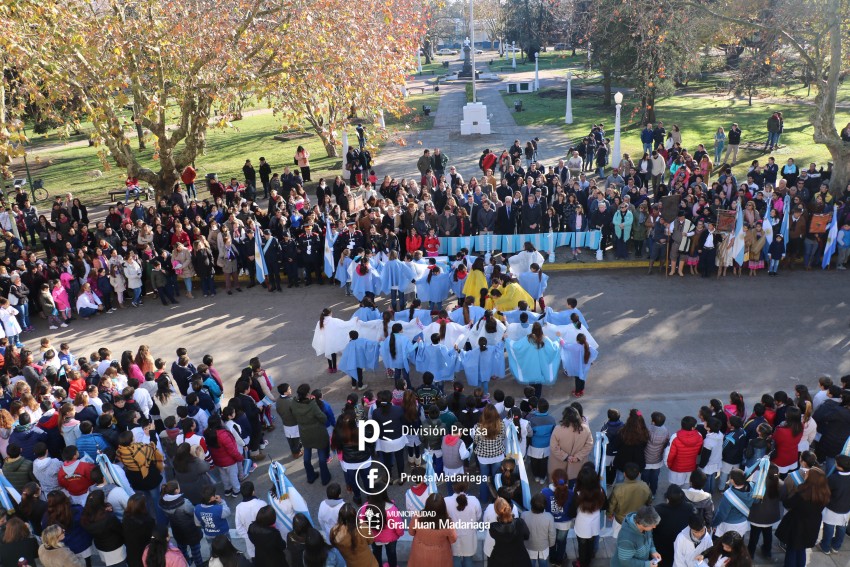 Alumnos prometieron lealtad a la bandera en el acto central frente al 