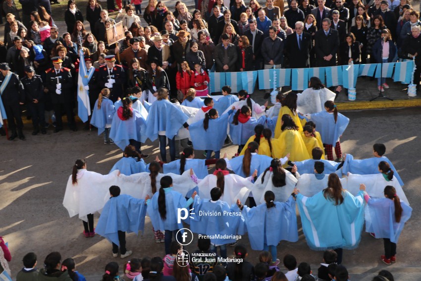 Alumnos prometieron lealtad a la bandera en el acto central frente al 