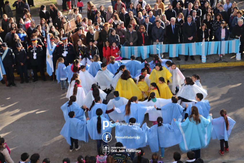 Alumnos prometieron lealtad a la bandera en el acto central frente al 