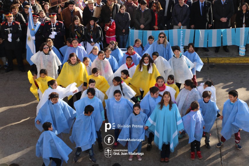 Alumnos prometieron lealtad a la bandera en el acto central frente al 