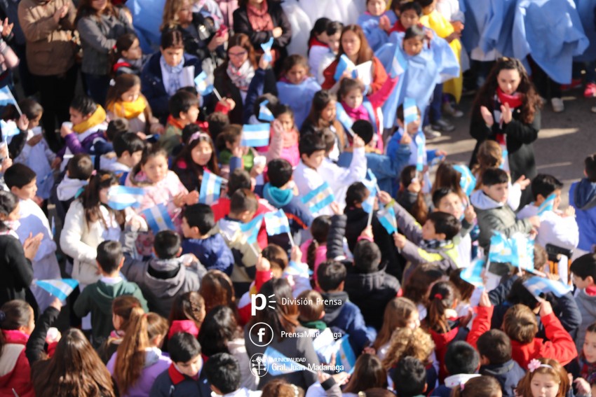 Alumnos prometieron lealtad a la bandera en el acto central frente al 