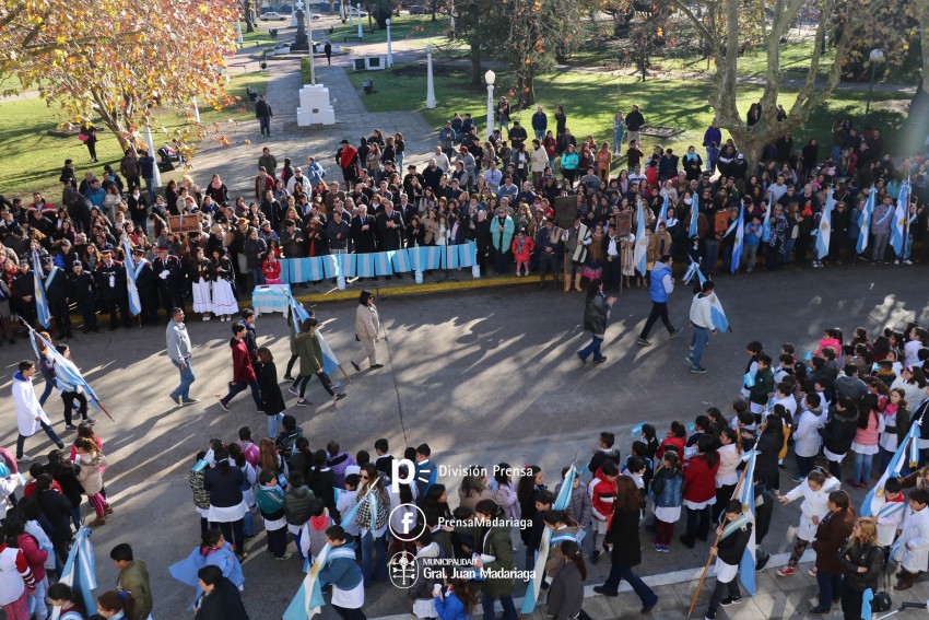 Alumnos prometieron lealtad a la bandera en el acto central frente al 