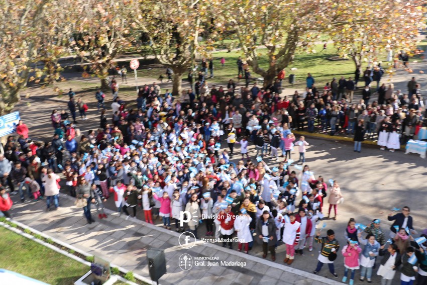 Alumnos prometieron lealtad a la bandera en el acto central frente al 