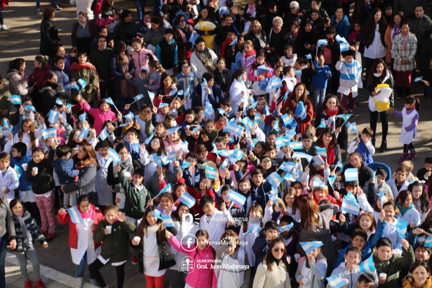 Alumnos prometieron lealtad a la bandera en el acto central frente al 