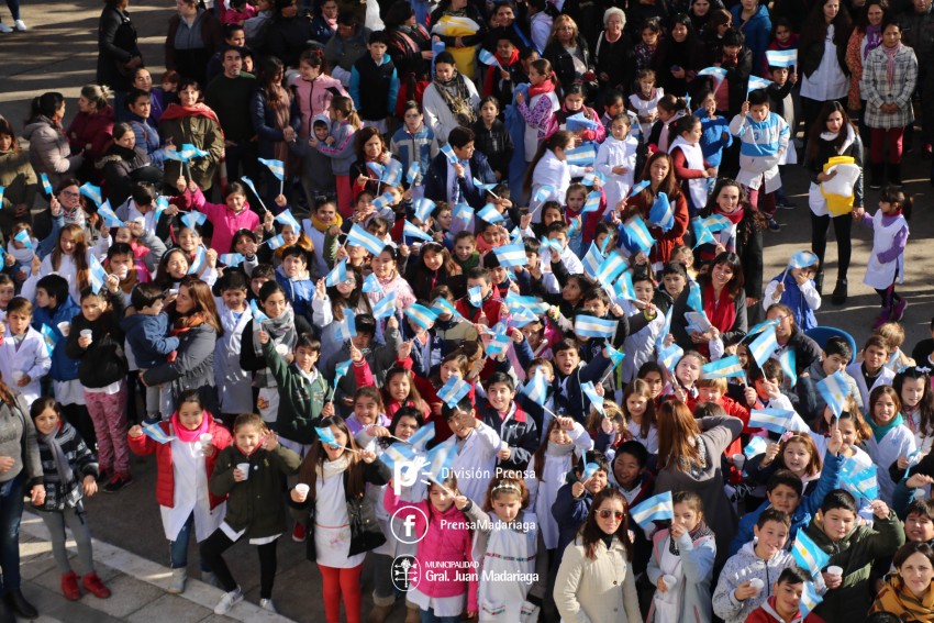 Alumnos prometieron lealtad a la bandera en el acto central frente al 