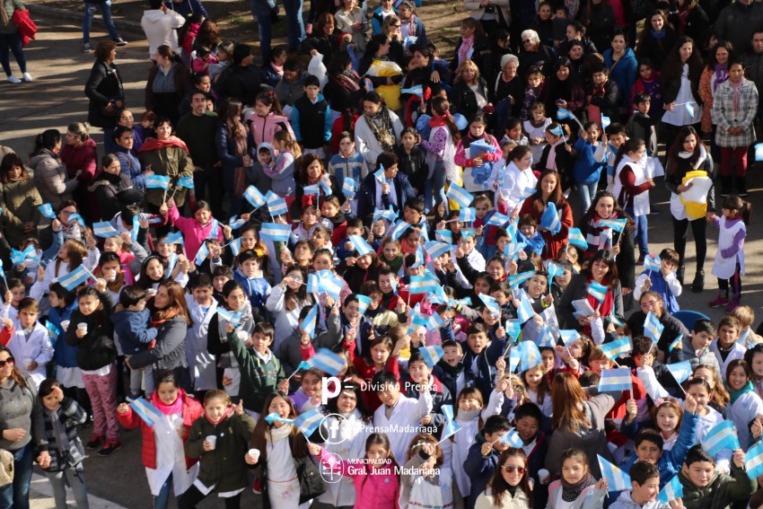 Alumnos prometieron lealtad a la bandera en el acto central frente al 