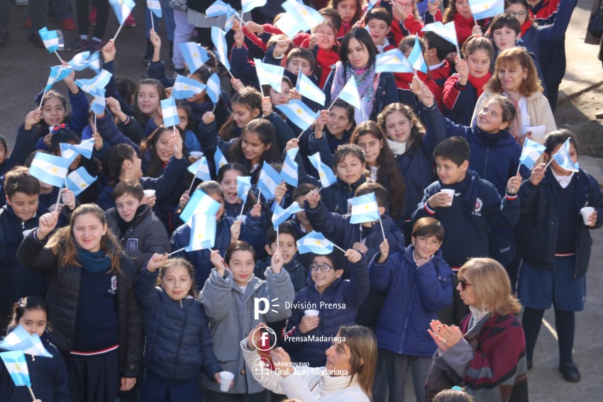 Alumnos prometieron lealtad a la bandera en el acto central frente al 