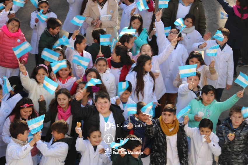 Alumnos prometieron lealtad a la bandera en el acto central frente al 