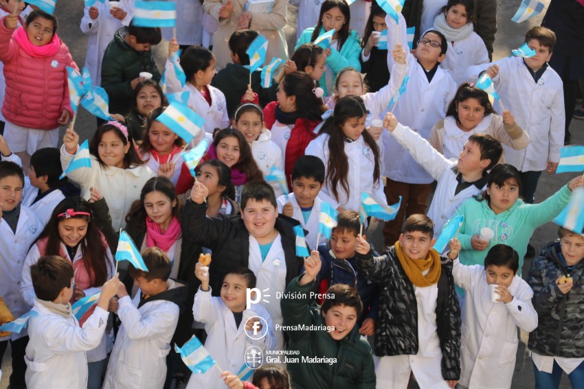 Alumnos prometieron lealtad a la bandera en el acto central frente al 