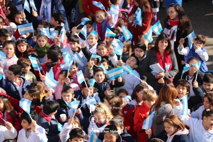 Alumnos prometieron lealtad a la bandera en el acto central frente al 
