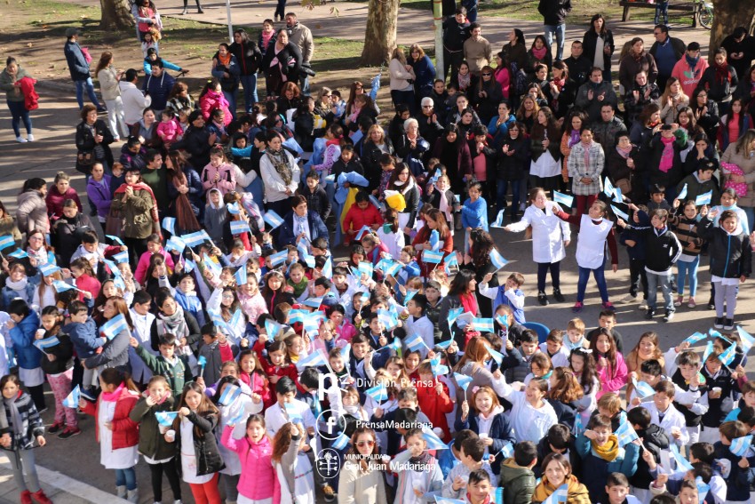 Alumnos prometieron lealtad a la bandera en el acto central frente al 