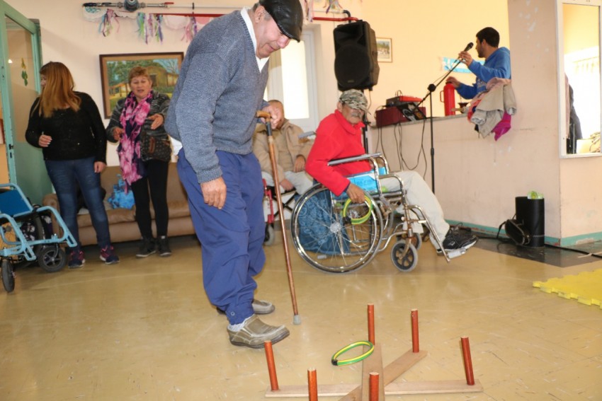 Los abuelos festejaron con una kerms en el hogar municipal