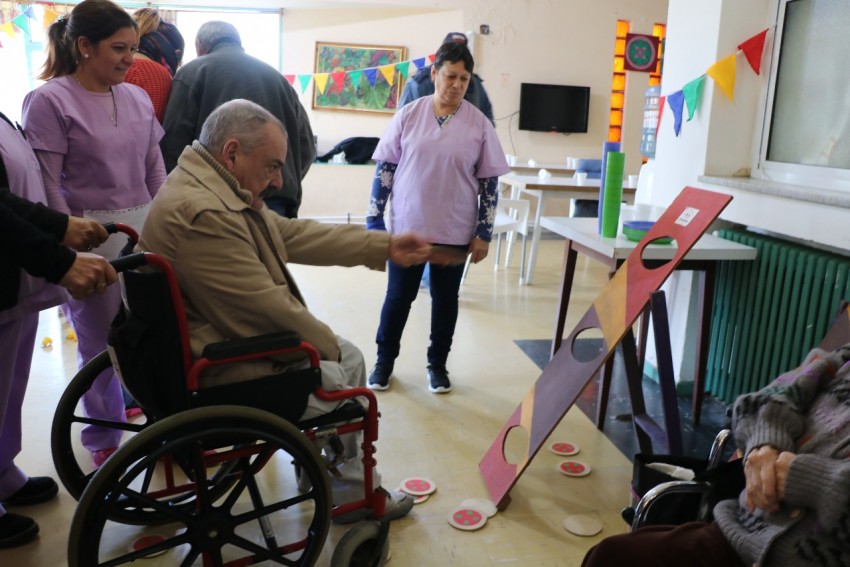 Los abuelos festejaron con una kerms en el hogar municipal