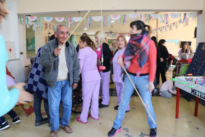 Los abuelos festejaron con una kerms en el hogar municipal