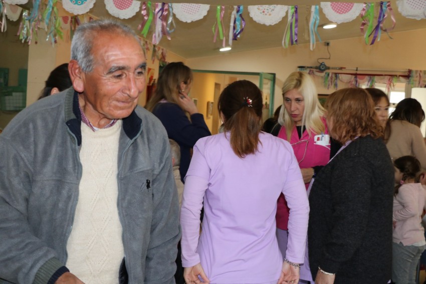 Los abuelos festejaron con una kerms en el hogar municipal