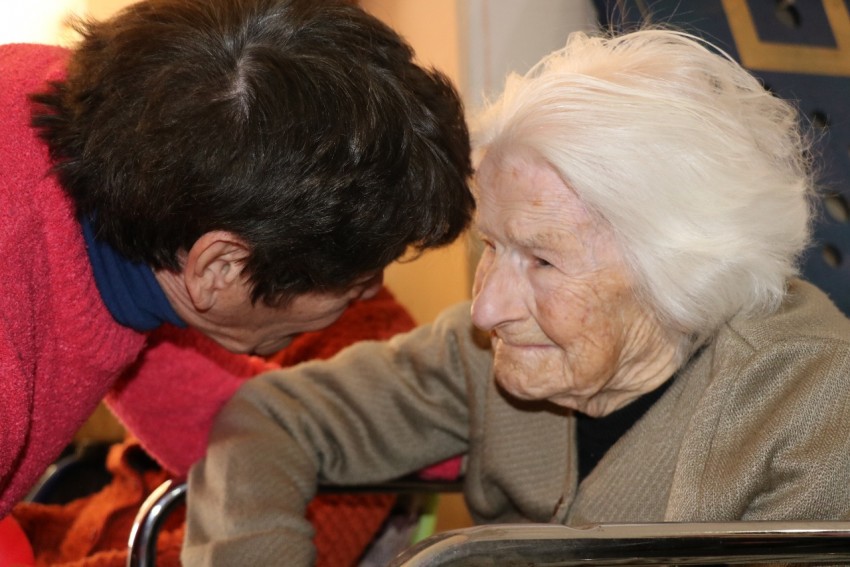 Los abuelos festejaron con una kerms en el hogar municipal