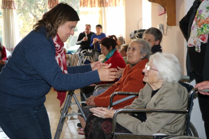 Los abuelos festejaron con una kerms en el hogar municipal