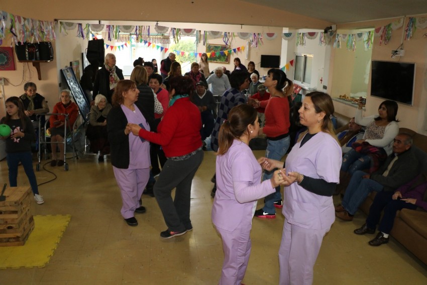 Los abuelos festejaron con una kerms en el hogar municipal