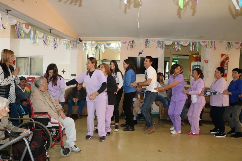 Los abuelos festejaron con una kerms en el hogar municipal
