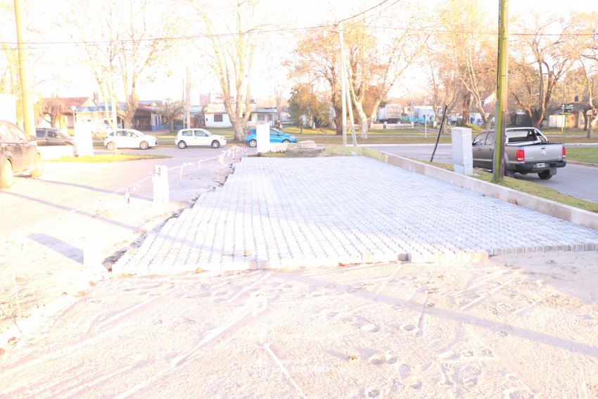 Realizan trabajos de bacheo, veredas y estacionamiento con la utilizac