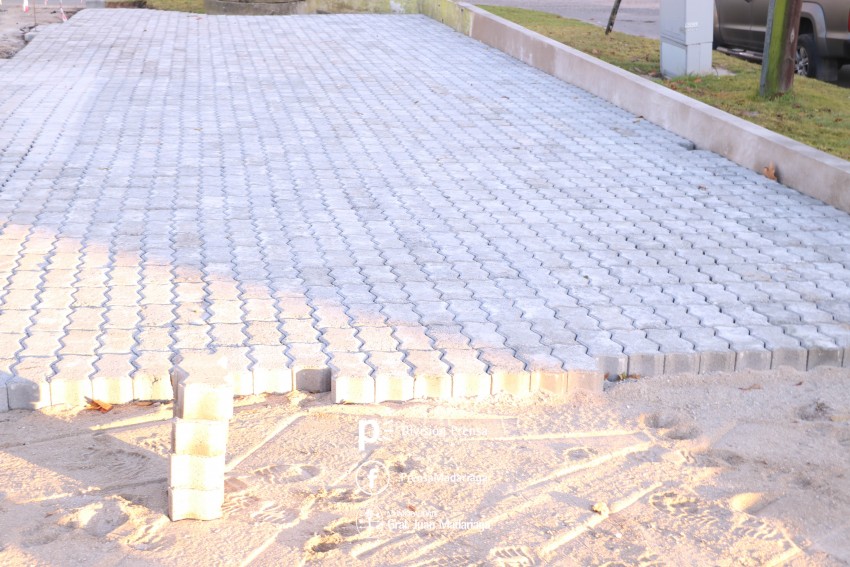 Realizan trabajos de bacheo, veredas y estacionamiento con la utilizac