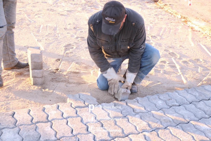 Realizan trabajos de bacheo, veredas y estacionamiento con la utilizac