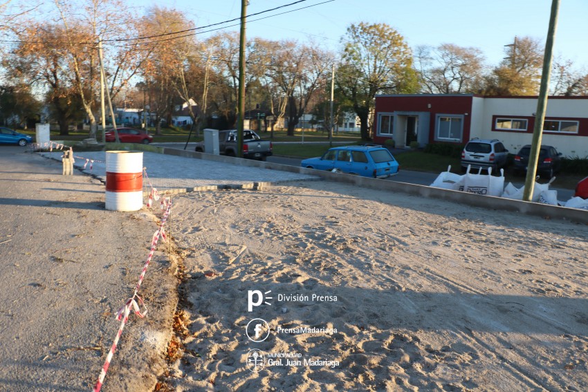 Realizan trabajos de bacheo, veredas y estacionamiento con la utilizac