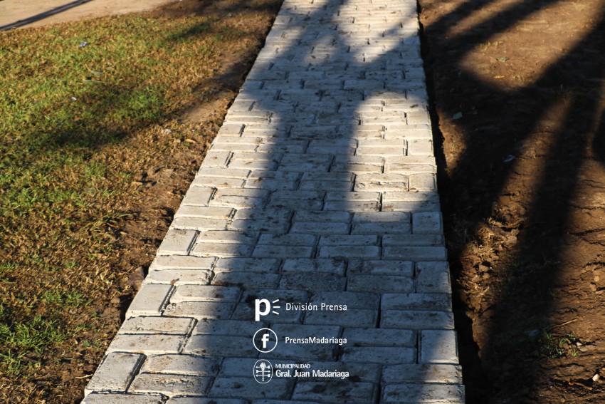 Realizan trabajos de bacheo, veredas y estacionamiento con la utilizac