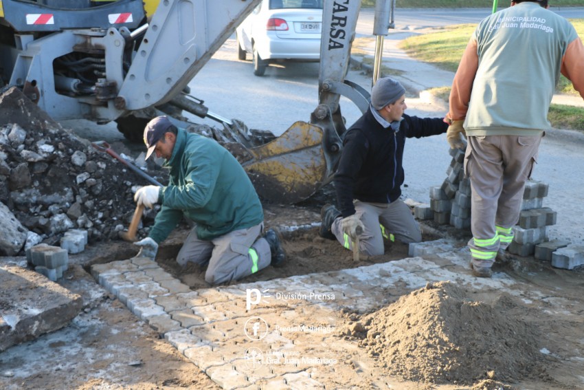 Realizan trabajos de bacheo, veredas y estacionamiento con la utilizac