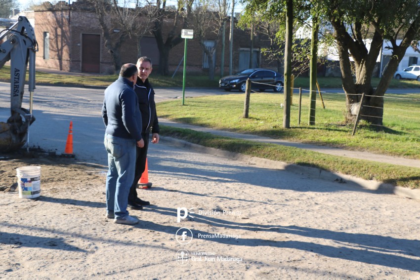 Realizan trabajos de bacheo, veredas y estacionamiento con la utilizac