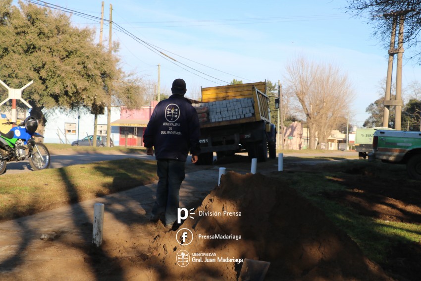 Realizan trabajos de bacheo, veredas y estacionamiento con la utilizac