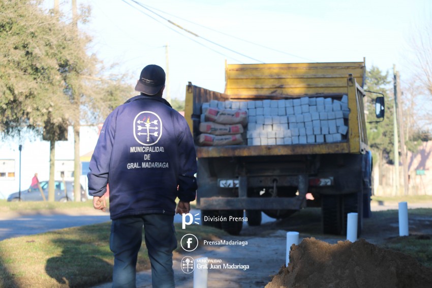 Realizan trabajos de bacheo, veredas y estacionamiento con la utilizac