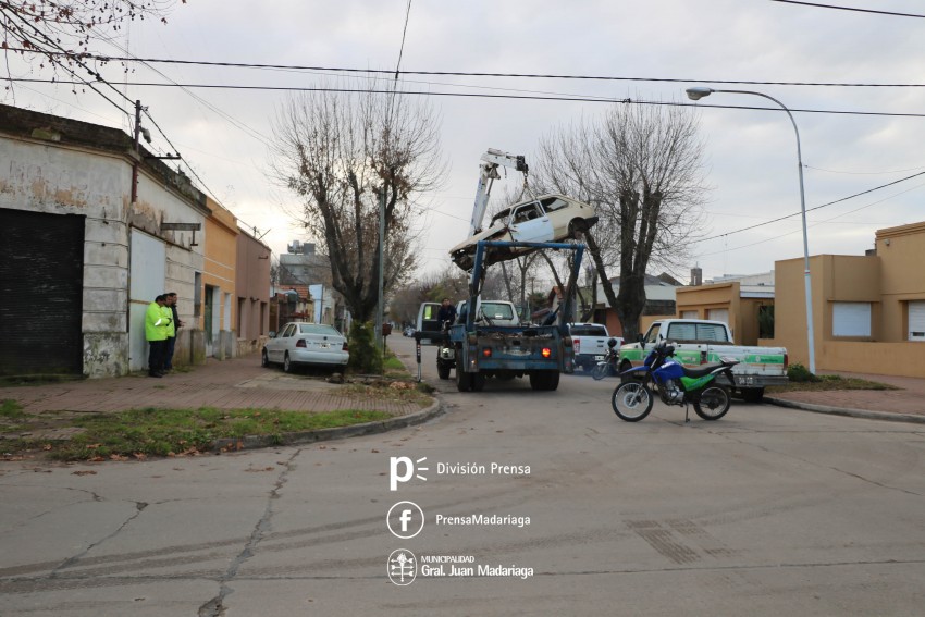 Continan con el retiro de autos abandonados en va pblica