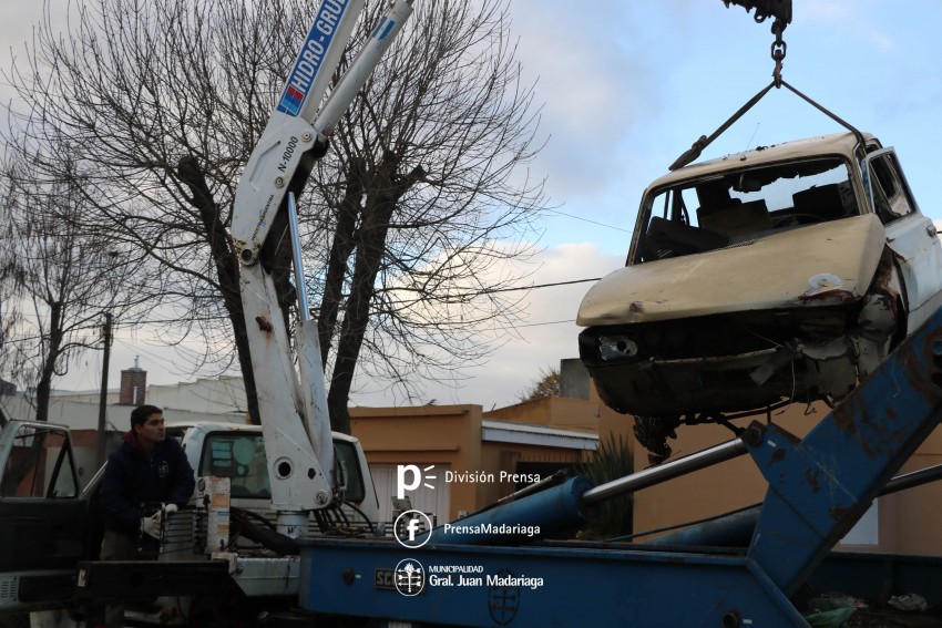 Continan con el retiro de autos abandonados en va pblica