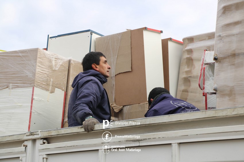 Distribuyen nuevo mobiliario en instituciones educativas