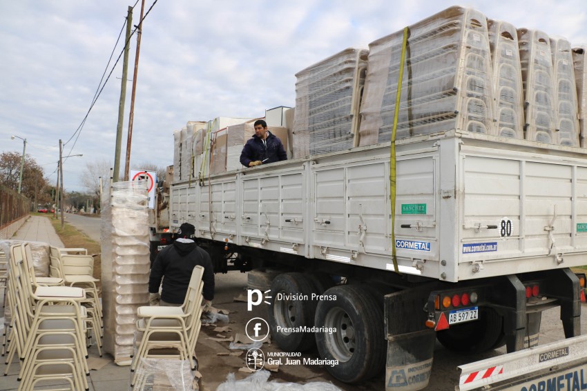 Distribuyen nuevo mobiliario en instituciones educativas