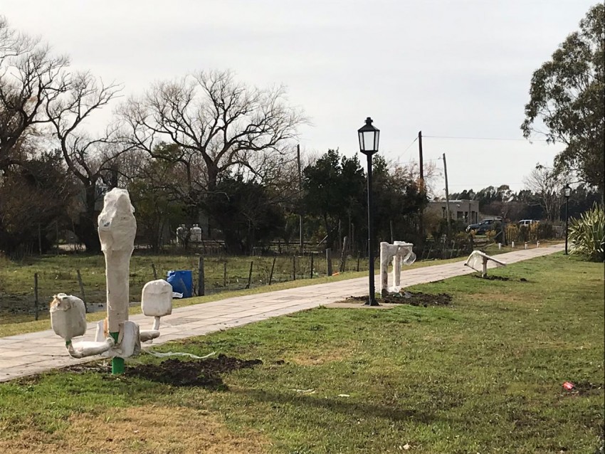 Colocaron aparatos para hacer gimnasia en la calle 25