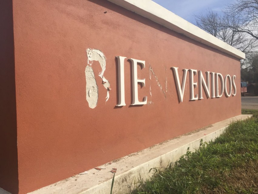 Volvieron a daar las letras del cartel de ingreso