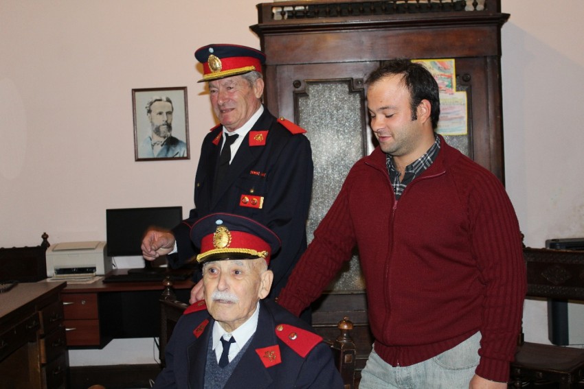 Realizaron la muestra fotogrfica y el homenaje al bombero ms antiguo