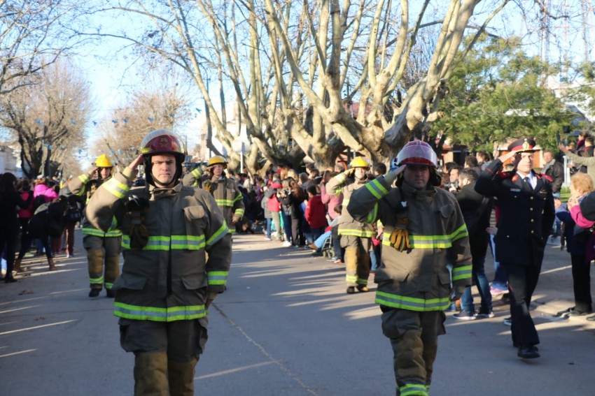 El desfile de gala de los Bomberos Voluntarios en fotos