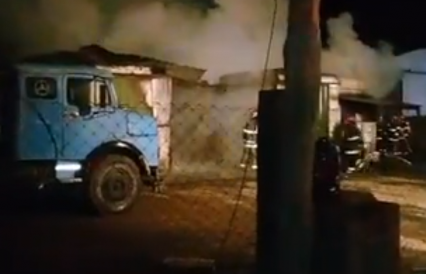 Incendio de grandes proporciones afecta a un galpn en acceso a la ciu