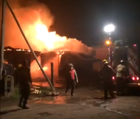 Incendio de grandes proporciones afecta a un galpn en acceso a la ciu