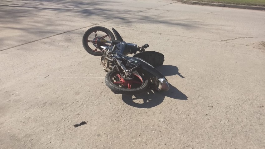 Fuerte colisin entre un auto y una motocicleta