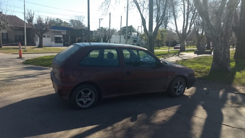 Fuerte colisin entre un auto y una motocicleta