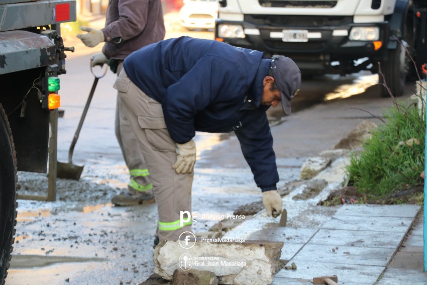 Reconstruyeron cordones en el centro de la ciudad con la hormigonera m