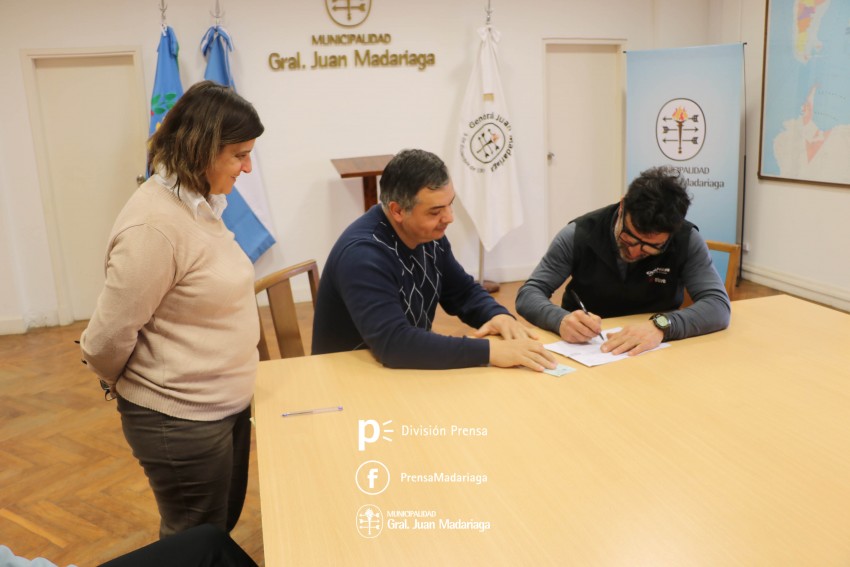 Entregaron una ayuda econmica a un destaco deportista local